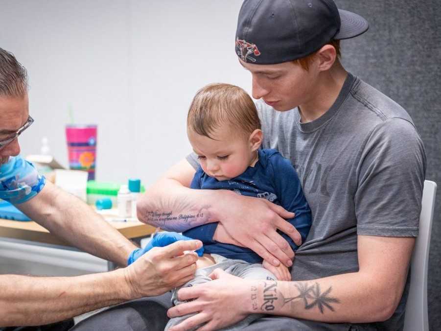 Dieťa v Texase dostáva vakcínu proti osýpkam.