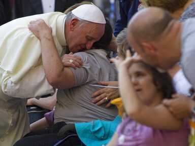 Na archívnej snímke pápež František žehná chorým a zdravotne znevýhodneným.