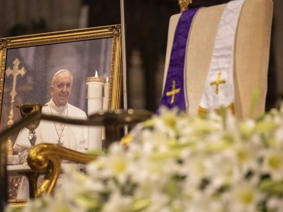 Na snímke fotografia pápeža Františka medzi kvetmi v kostole.