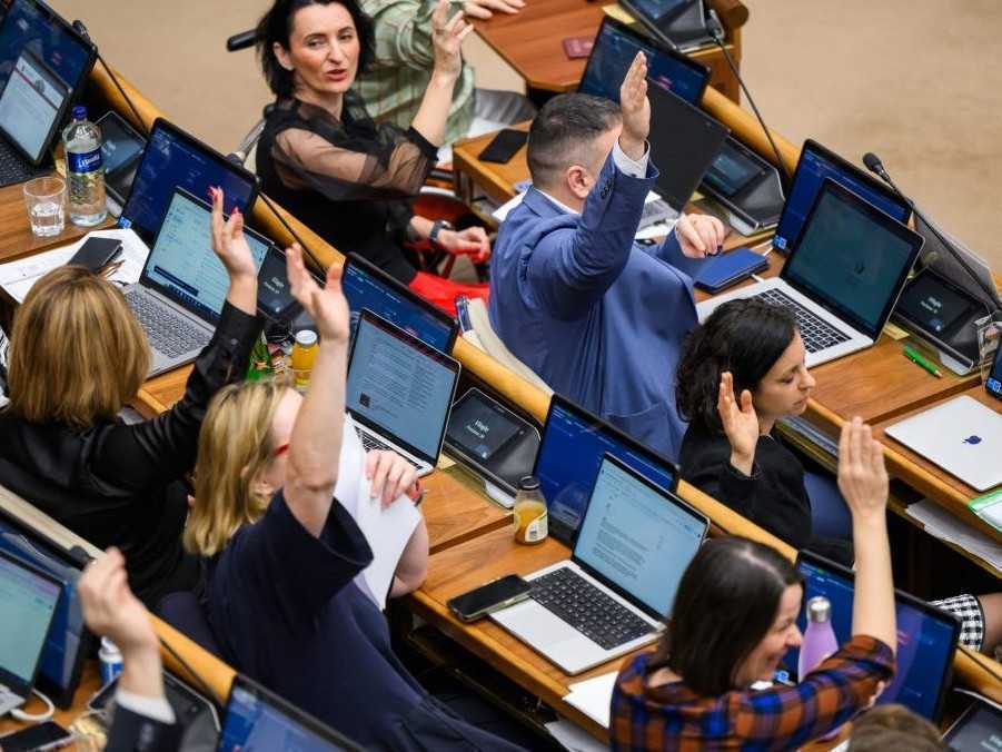 Na ilustračnej hlasujúci poslanci v parlamente.