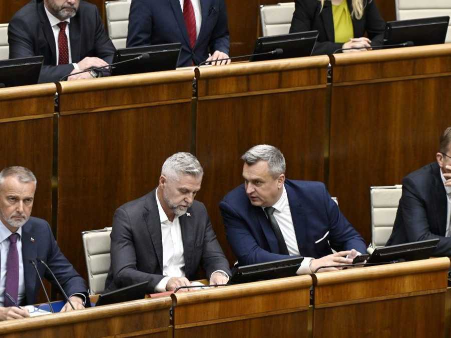 Na ilustračnej snímke poslanci v slovenskom parlamente.