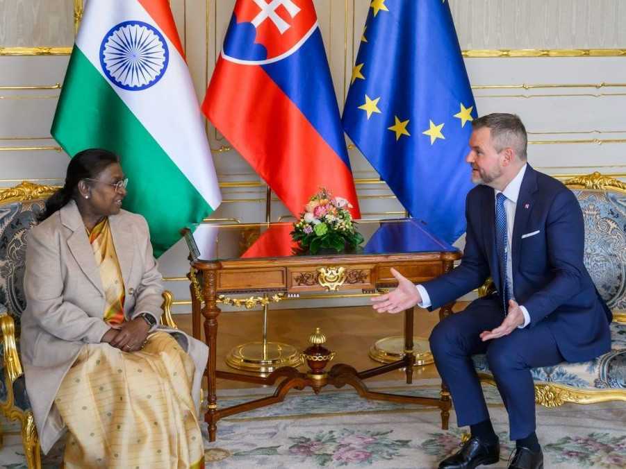 Na snímke prezident SR Peter Pellegrini a indická prezidentka Draupadí Murmúová.