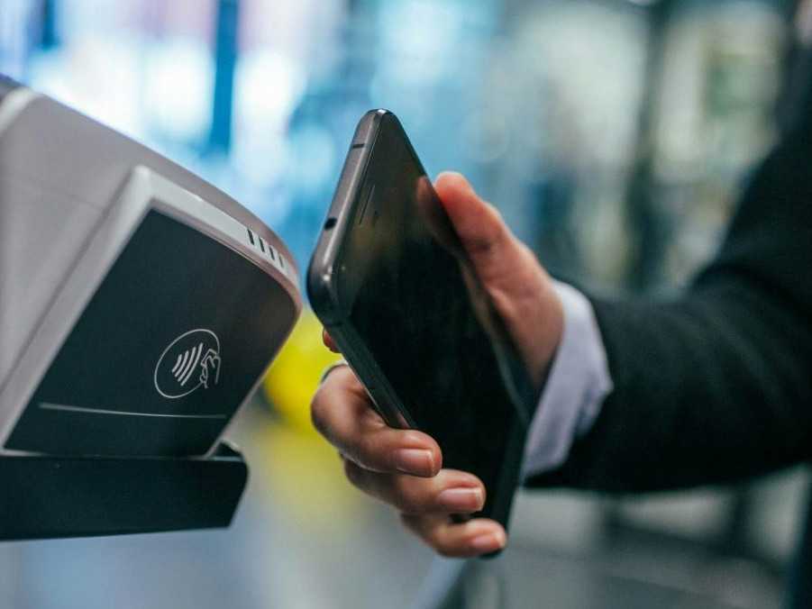 Na ilustračnej snímke platba mobilom.