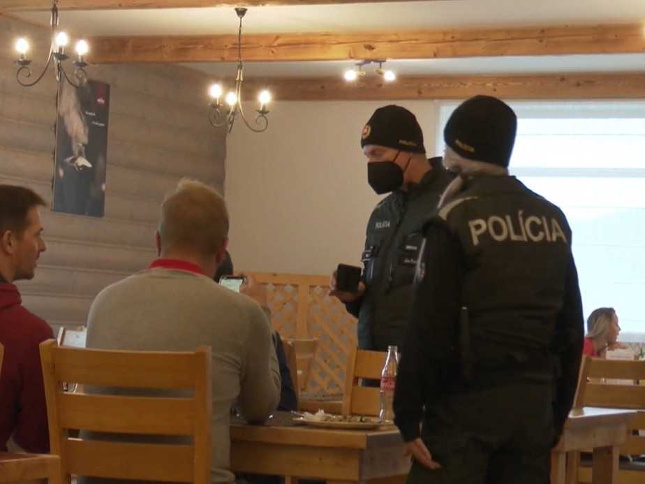 Policajti kontrolujú dodržiavanie opatrení počas pandémie covidu.