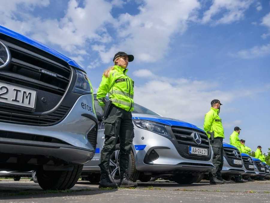 Na ilustračnej snímke policajti stoja pri policajných autách.
