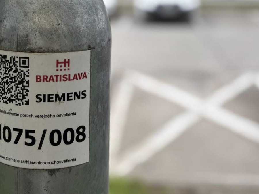 Niektoré pouličné lampy majú svoje unikátne číslo a GPS súradnice.