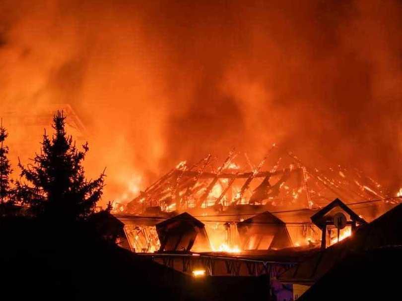 Na snímke požiar polyfunkčnej budovy vo Fiľakove.