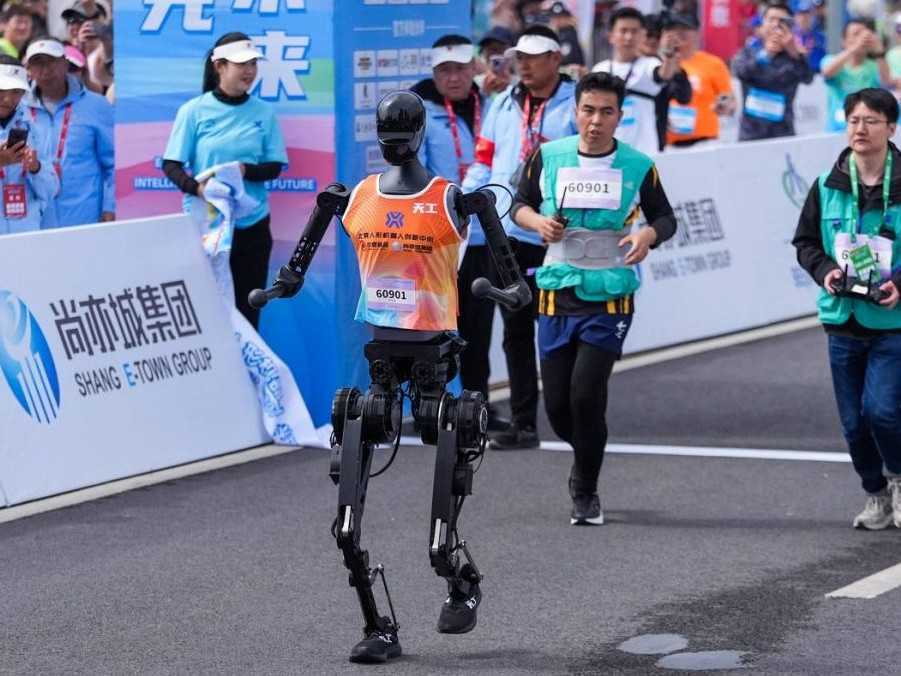 Víťazný humanoidný robot.