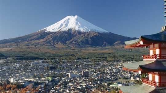 Na hore Fudži v Japonsku zachraňovali dvakrát rovnakého turistu z Číny. Vrátil sa hľadať telefón