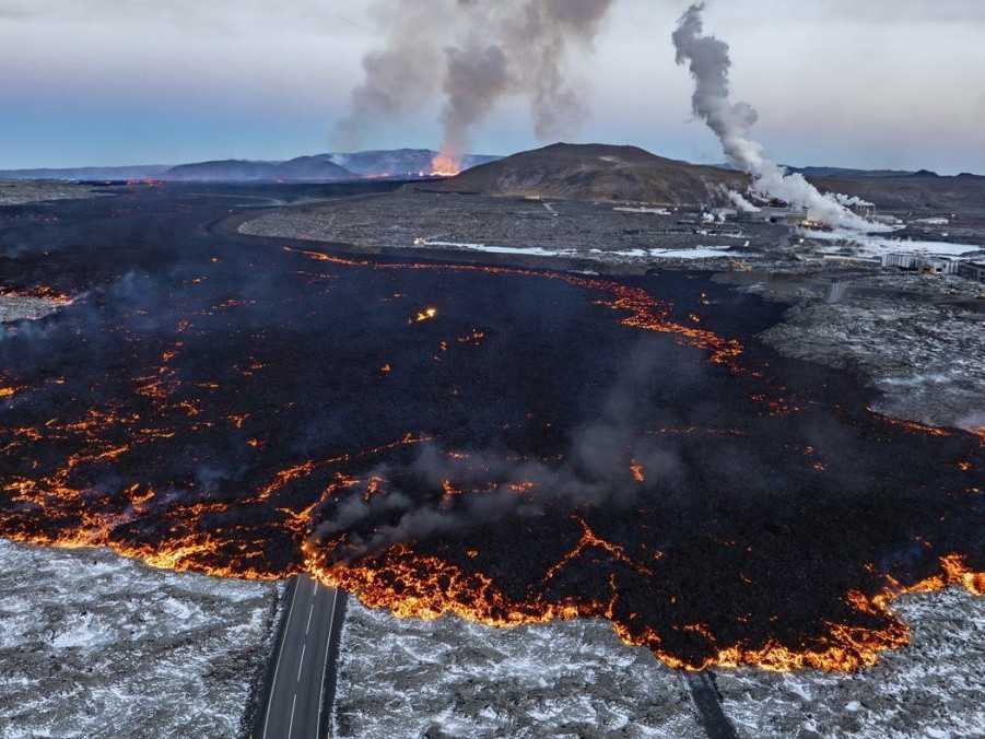 Na snímke výbuch sopky na Islande v novembri 2024.