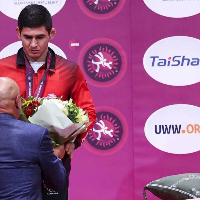 Dráma na ME v Šamoríne: Šéf ruskej zápasníckej federácie nazval majstra Európy pri odovzdávaní medaily zradcom