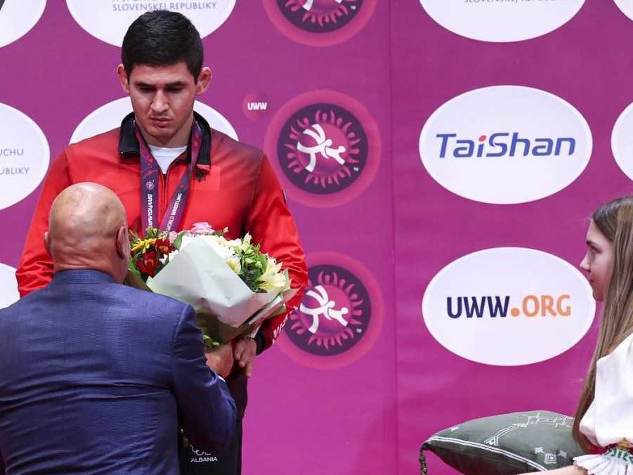 Dráma na ME v Šamoríne: Šéf ruskej zápasníckej federácie nazval majstra Európy pri odovzdávaní medaily zradcom