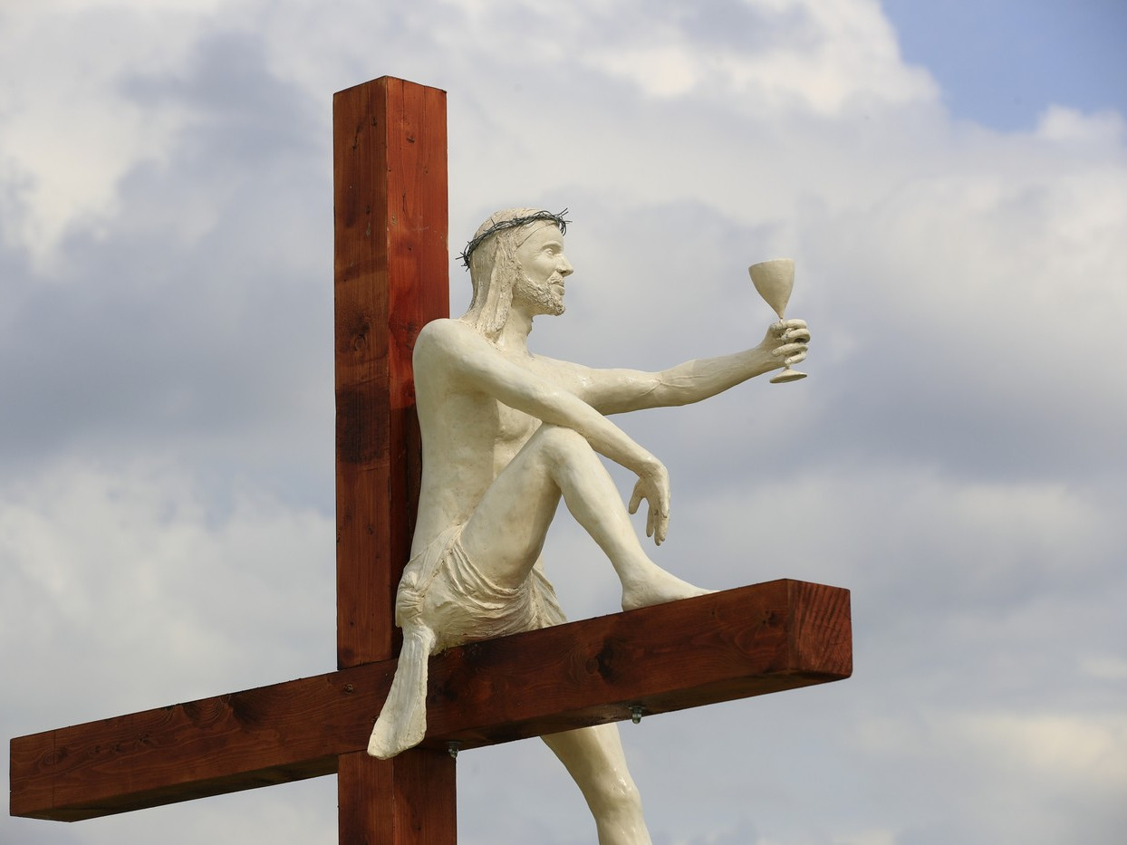 Kríž s Ježišom a pohárom vína sa nepozdáva cirkevným predstaviteľom.