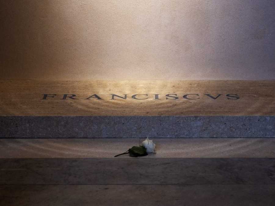 Biela ruža na hrobe pápeža Františka.