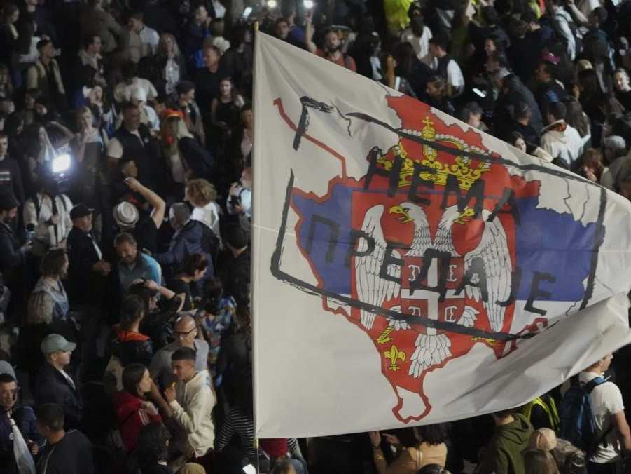 Protest pred srbským telerozhlasom 17. apríla 2025.