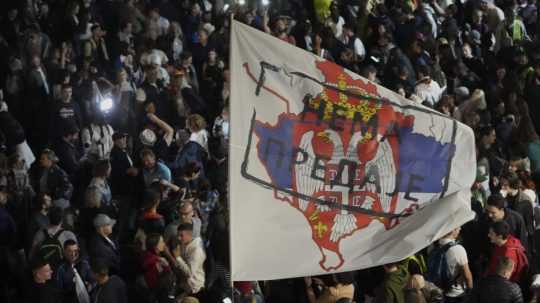 Protest pred srbským telerozhlasom 17. apríla 2025.