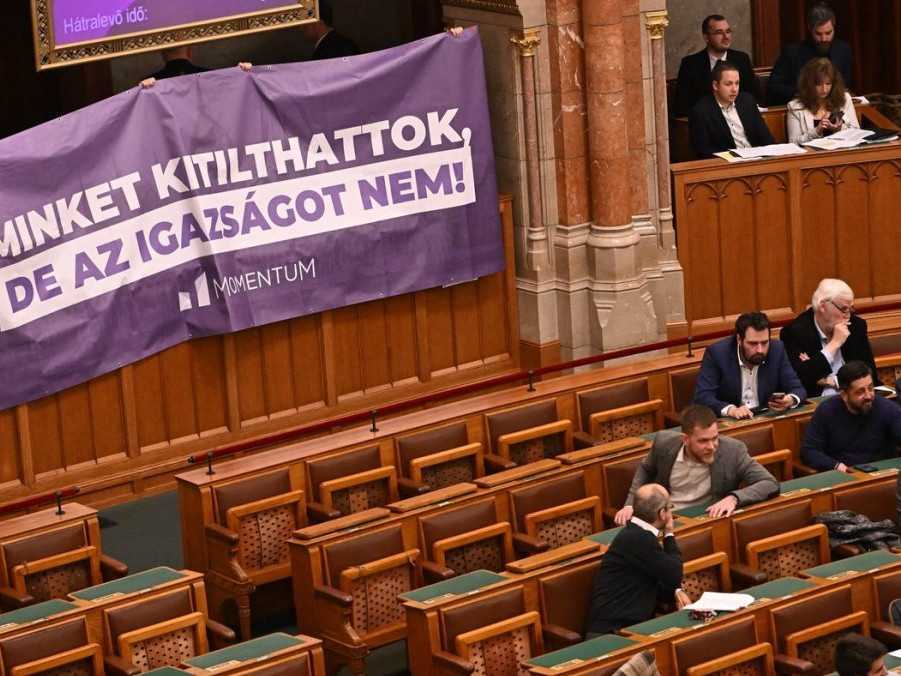 poslanci maďarského parlamentu