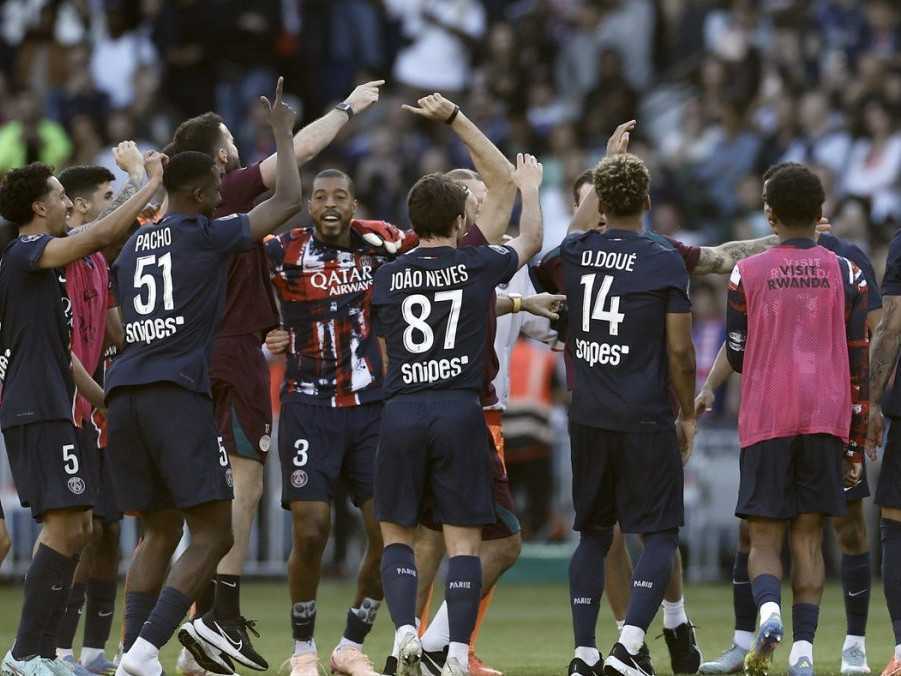 Hráči PSG sa tešia zo zisku ligového titulu.