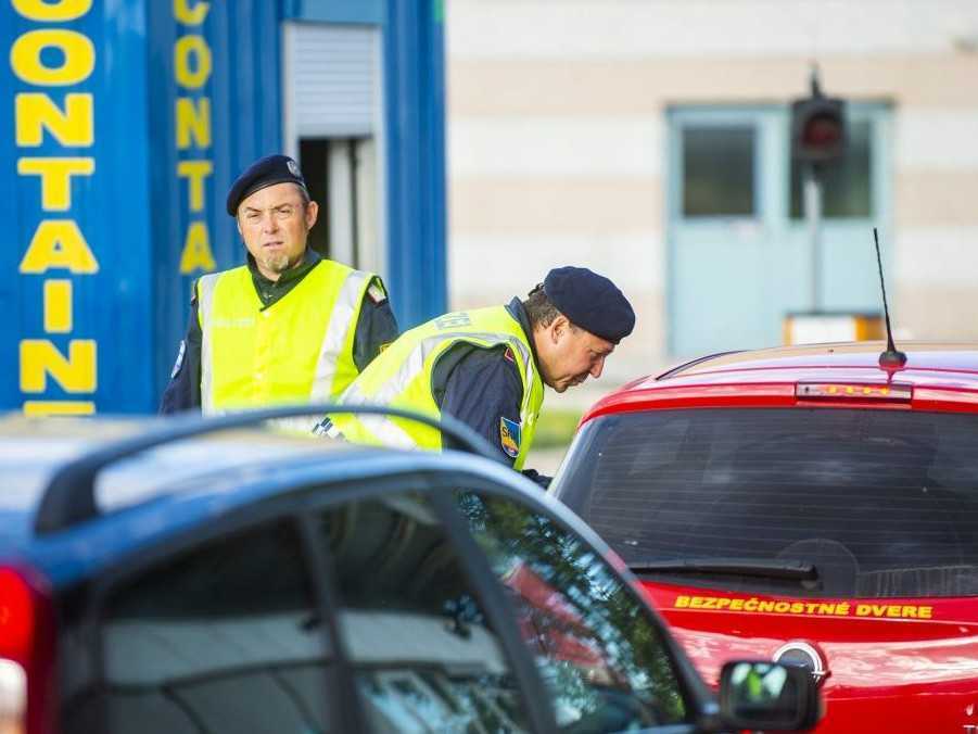 Na ilustračnej snímke kontroly na rakúsko-slovenskej hranici.