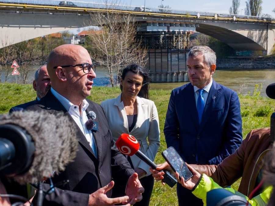 Na snímke minister dopravy Jozef Ráž pri Vážskom moste v Komárne.