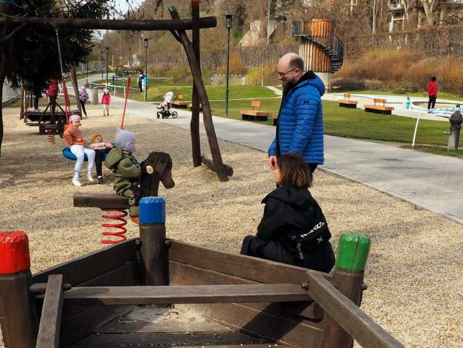 Na ilustračnej snímke rodič s dieťaťom na detskom ihrisku.