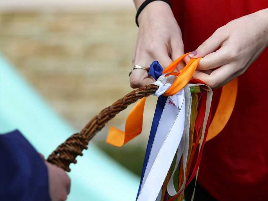 Na ilustračnej snímke dievča priväzuje mašľu na korbáč.