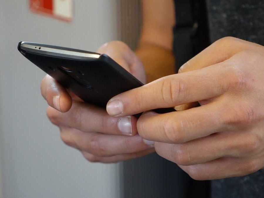 Osoba píše na mobile.