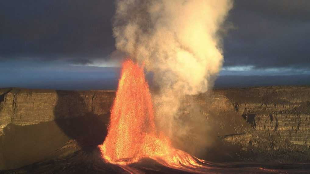 VIDEO: Na Havaji znova ožila sopka. Kilauea chrlila lávu do výšky niekoľkých stoviek metrov