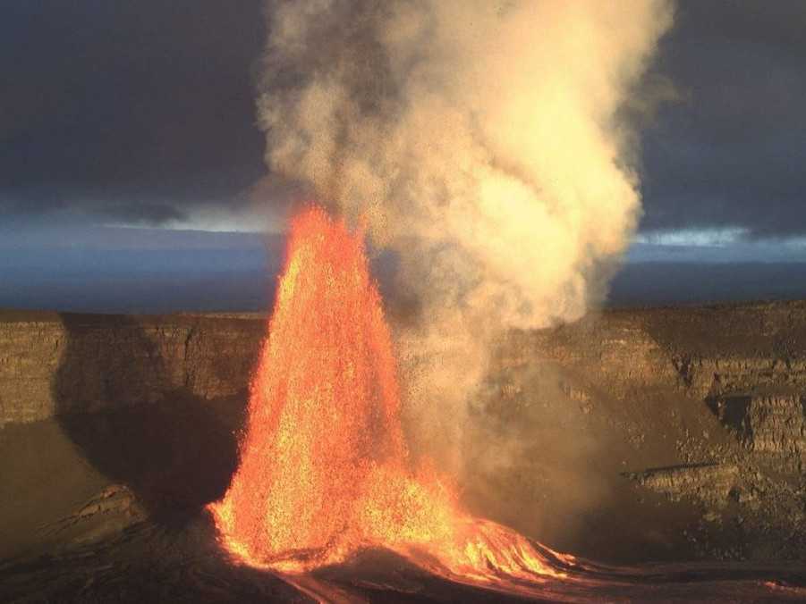 Na snímke lávový gejzír na ostrove Havaj.