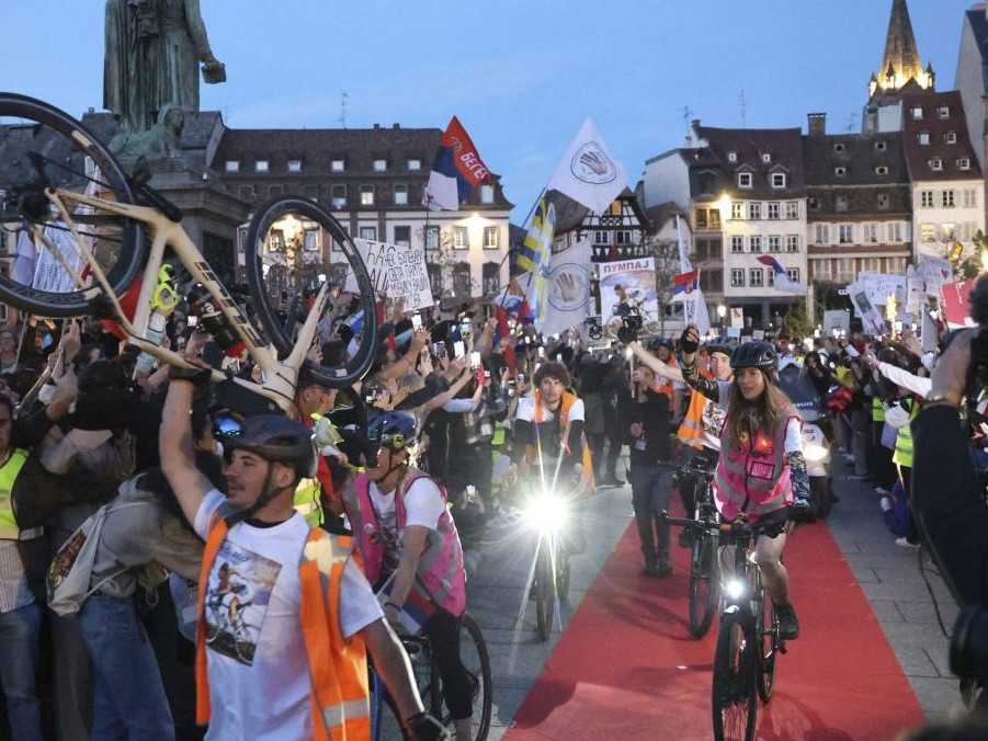Na snímke protestujúci srbskí študenti prichádzajú na bicykloch do Štrasburgu.