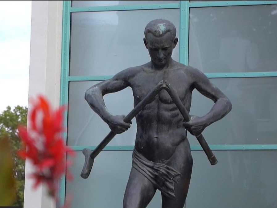 Socha barlolámača v Piešťanoch.