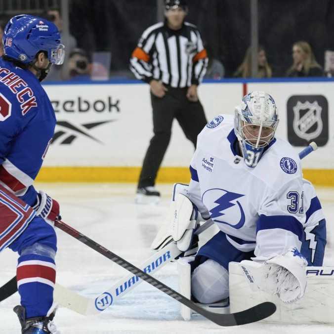 Černákova Tampa ukončila základnú časť NHL prehrou na ľade Rangers, Ovečkin vyrovnal ďalší rekord