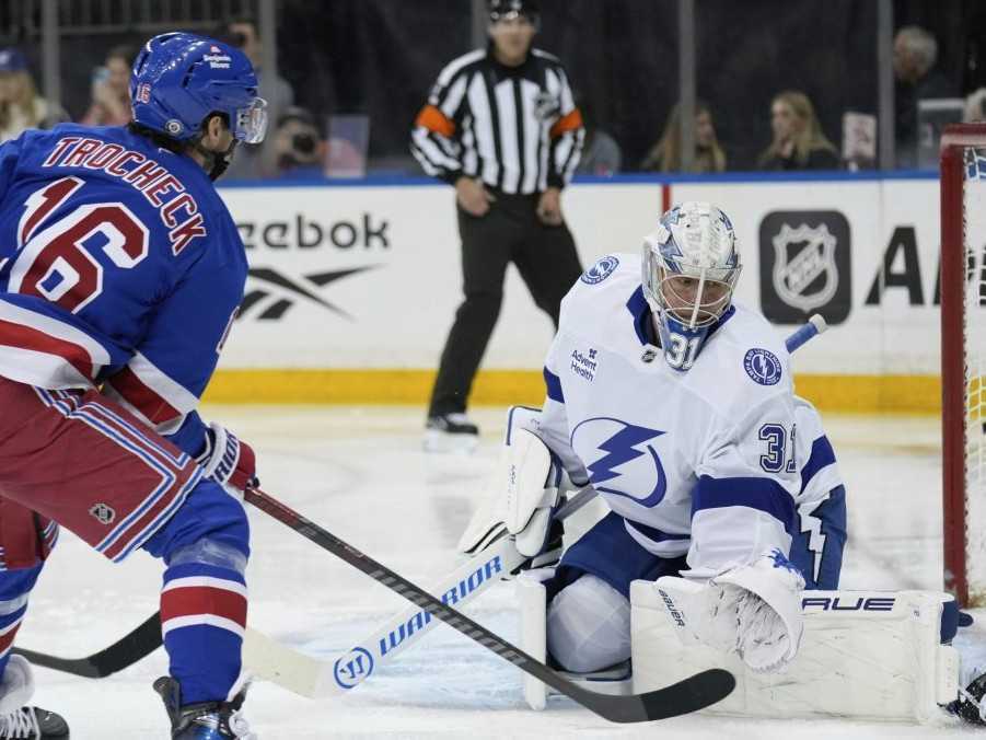 Černákova Tampa ukončila základnú časť NHL prehrou na ľade Rangers, Ovečkin vyrovnal ďalší rekord
