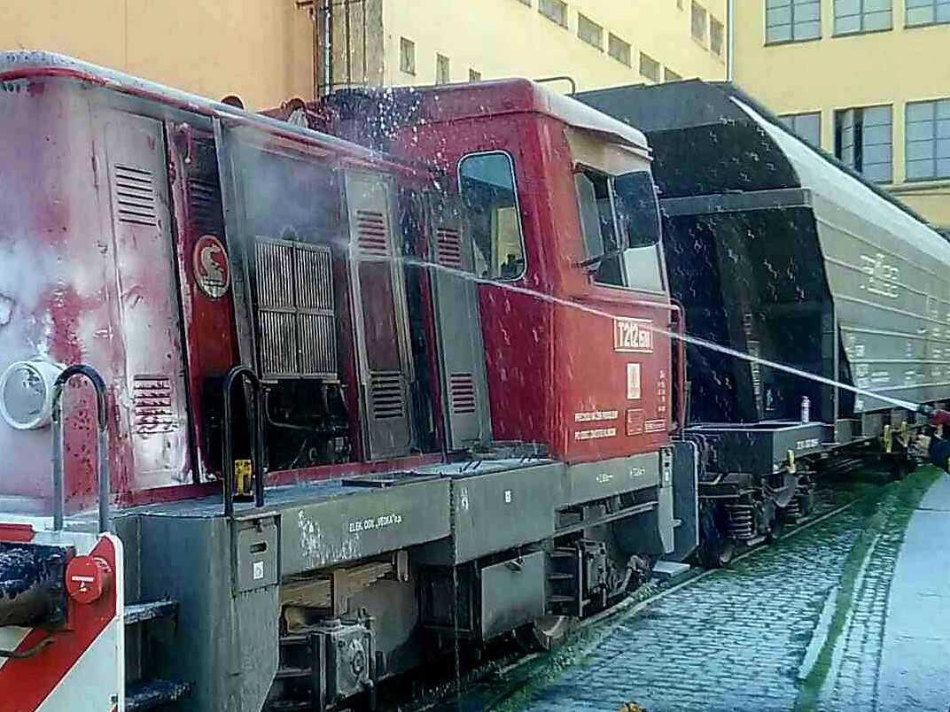 Hasiči zasahujú pri požiari malej lokomotívy v Trnave