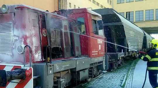 Hasiči zasahujú pri požiari malej lokomotívy v Trnave