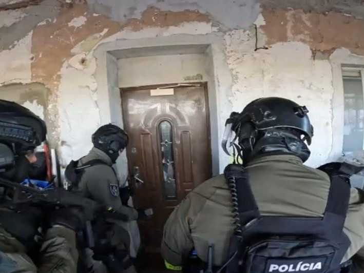 Na snímke policajný záber zo zásahu v Trnave.