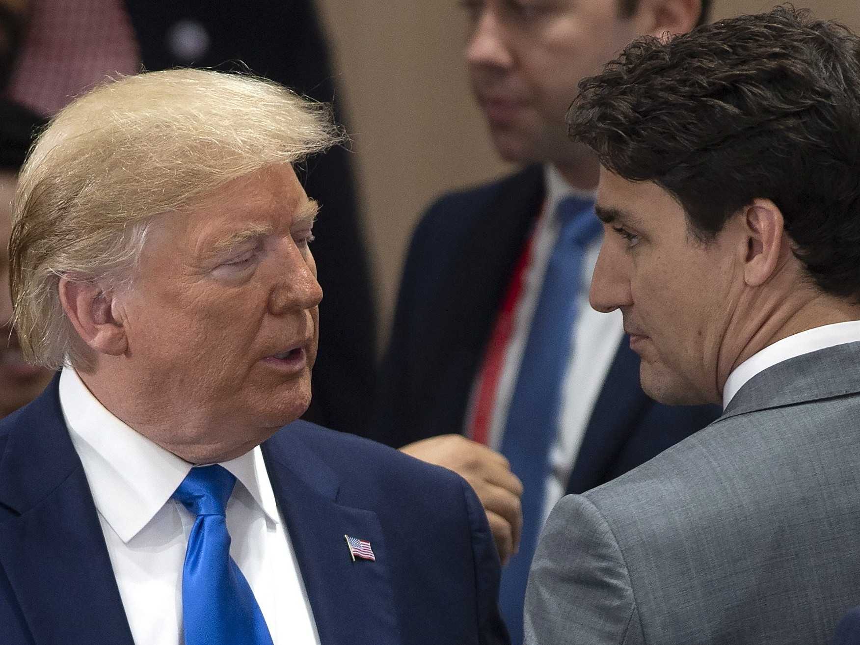 Na snímke zľava americký prezident Donald Trump a bývalý kanadský premiér Justin Trudeau.