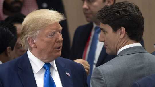 Na snímke zľava americký prezident Donald Trump a bývalý kanadský premiér Justin Trudeau.