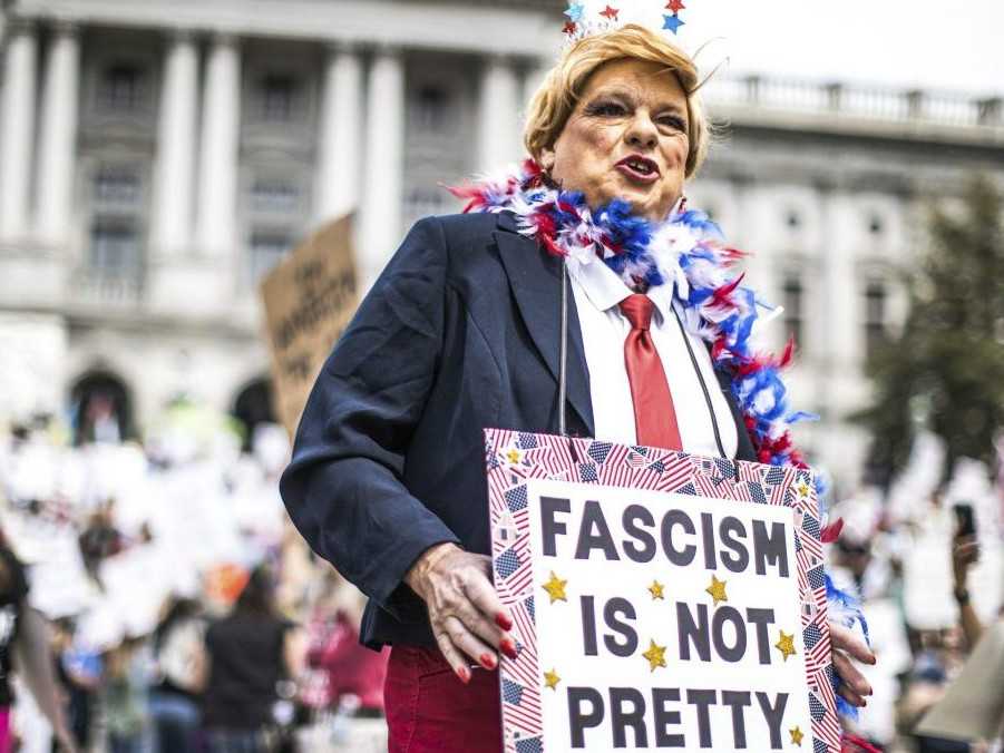 Muž s transparentom "Fašizmus nie je pekný".