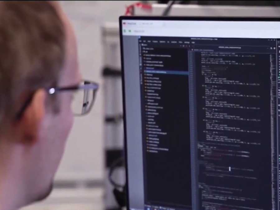 Muž pracuje pri počítači.