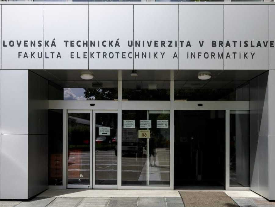 Budova Fakulty elektrotechniky a informatiky Slovenskej technickej univerzity v Bratislave.