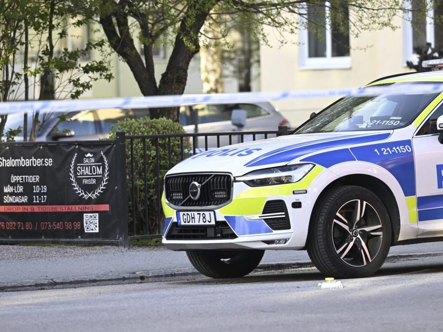 Na ilustračnej snímke švédske policajné auto na mieste streľby v Uppsale.