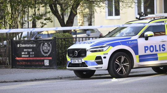 Na ilustračnej snímke švédske policajné auto na mieste streľby v Uppsale.