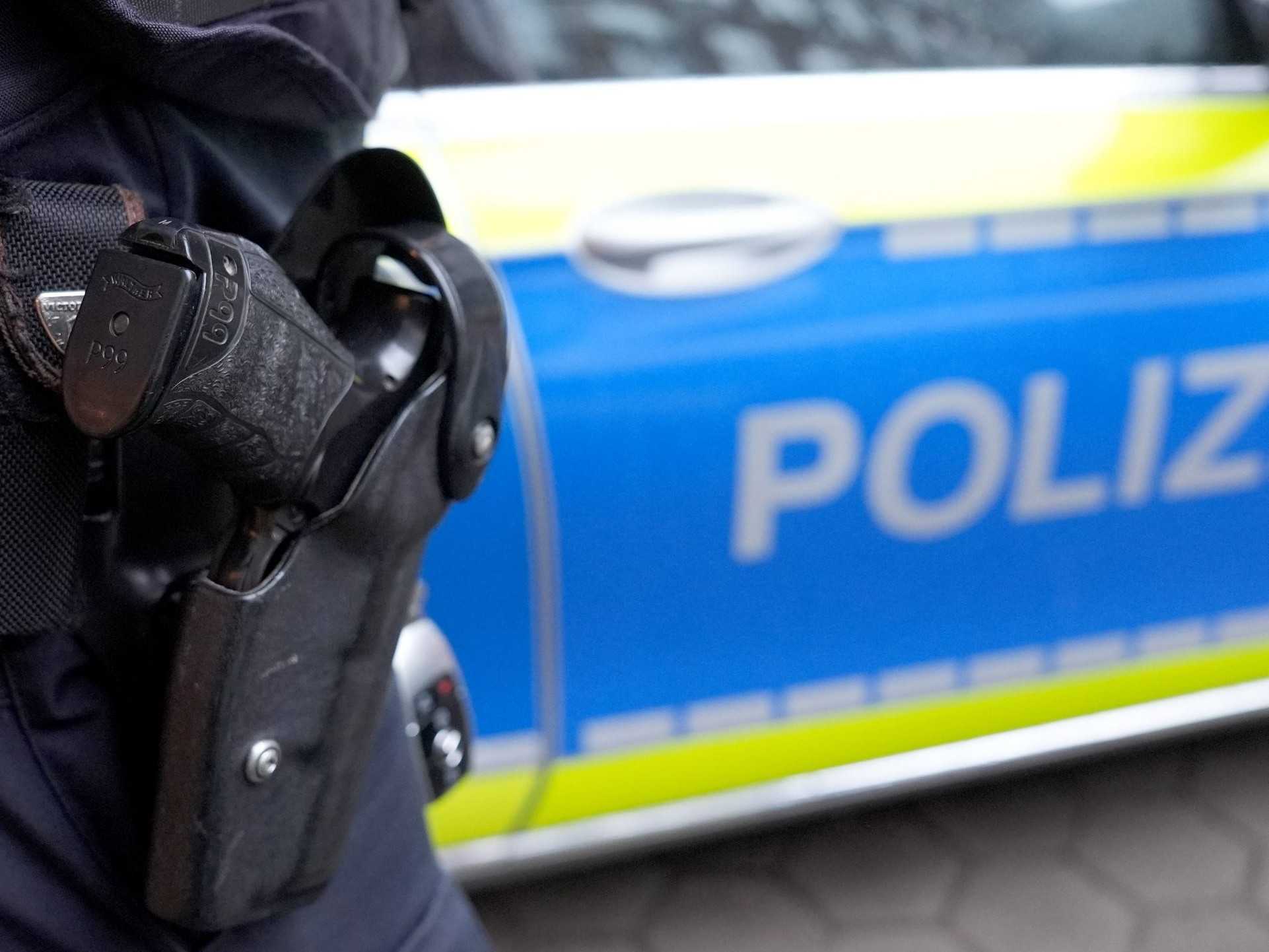 Polícia v Berlíne zastavila vodiča, ktorý na sedadle spolujazdca viezol ženu bez známok života. Muža zadržali