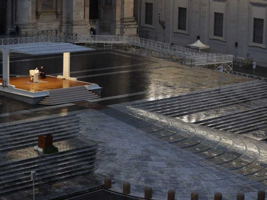 Na archívnej snímke pápež František prednáša modlitbu Urbi et orbi z prázdneho Námestia sv. Petra vo Vatikáne.