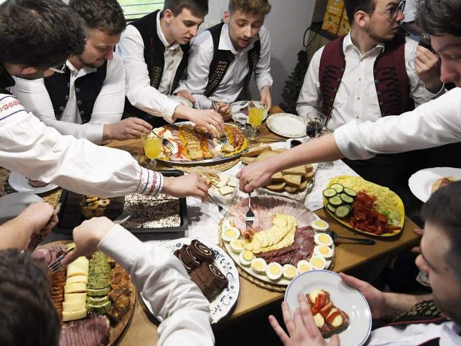 Na ilustračnej snímke členovia folklórneho súboru počas hostiny.