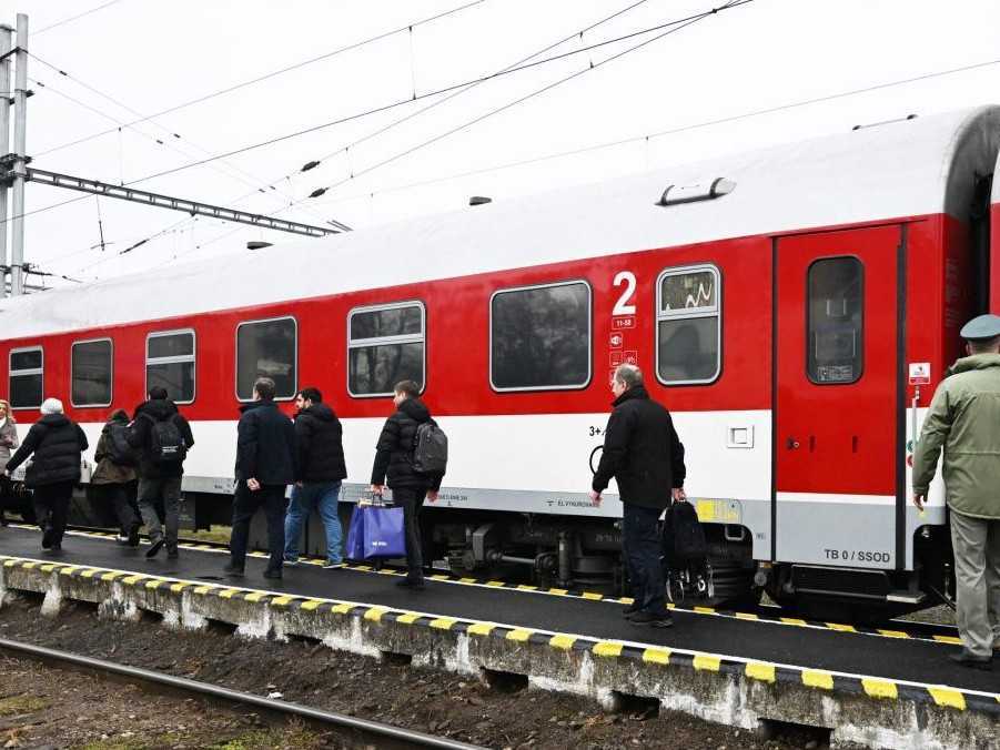 Na železničnej trati Banská Bystrica – Bratislava pokračujú výluky, cestujúci musia ísť desiatky kilometrov autobusom