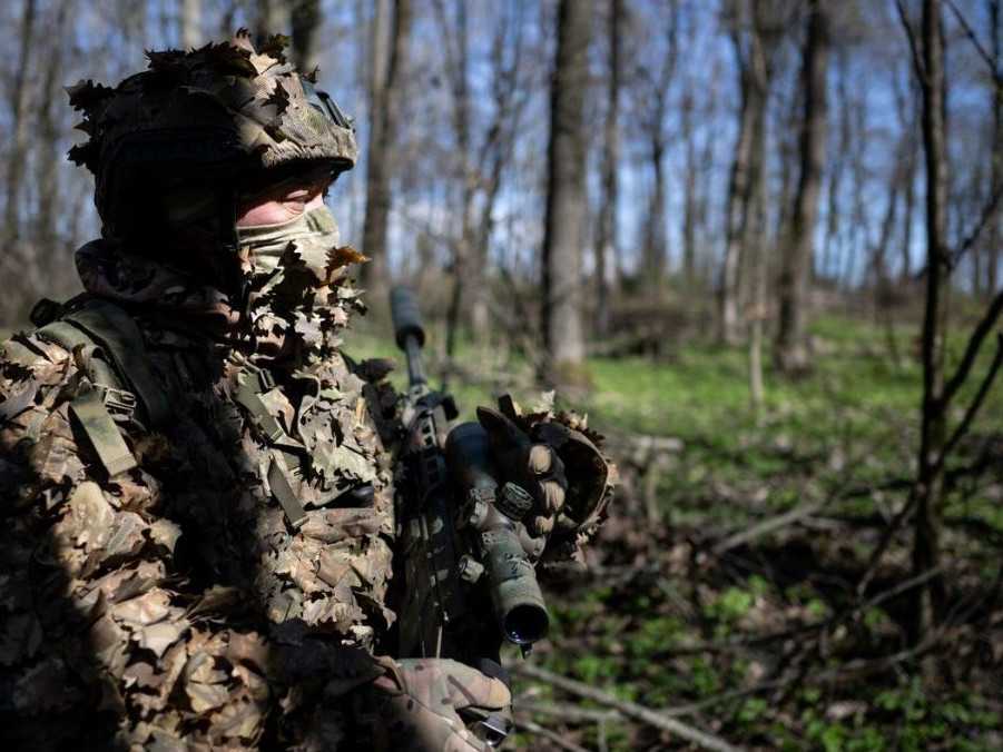 Na ilustračnej snímke ruský vojak v Kurskej oblasti.