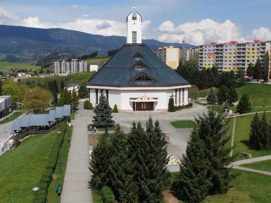 Námestie Jána Vojtaššáka pred katolíckym kostolom v Dolnom Kubíne.