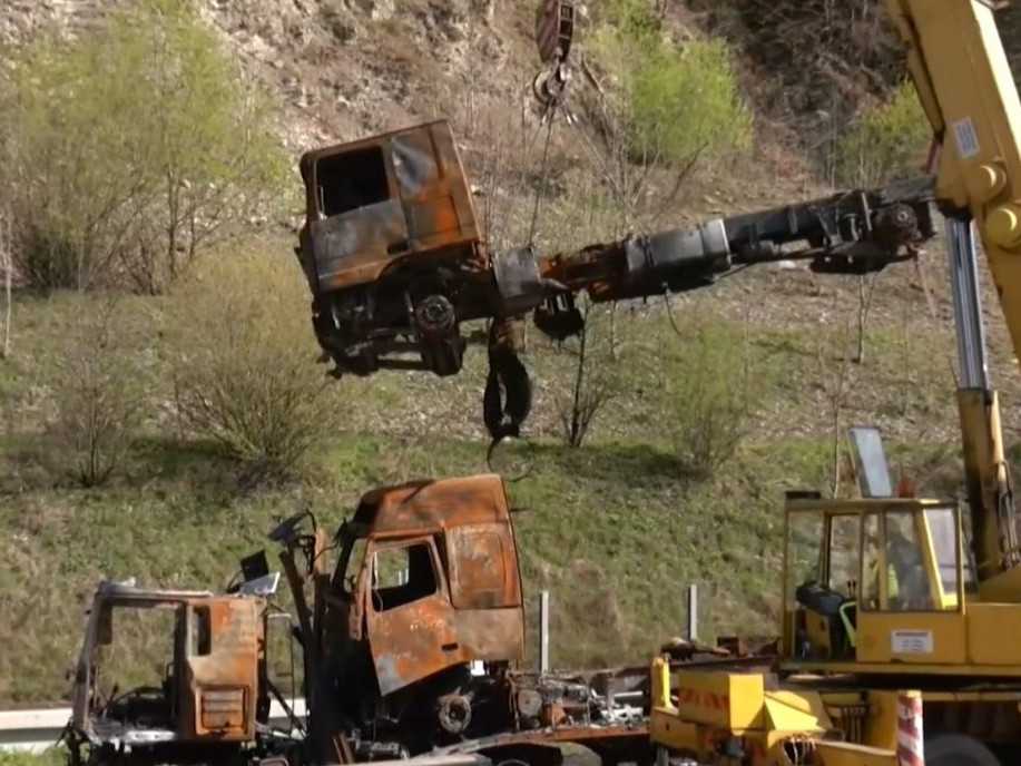 Odstraňovanie zhorených vrakov.